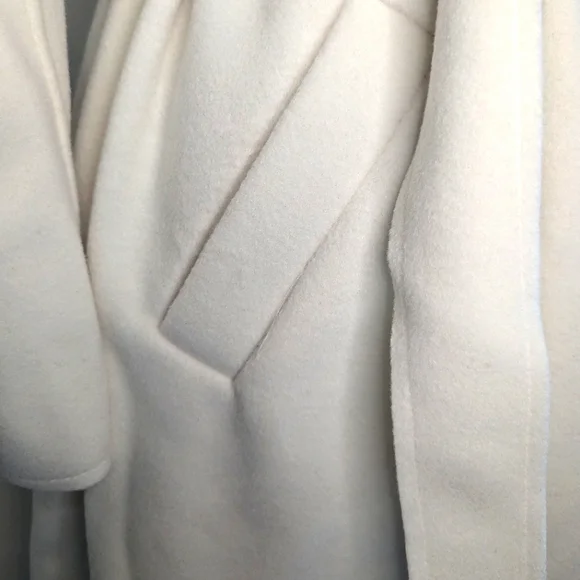 🎀 Winter Coat 🎀 white wrapped coat with belt - Picture 5 of 13